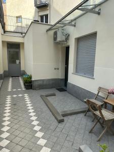 un patio con panchina e un edificio di Appartamento per 4 persone in centro Alba ad Alba