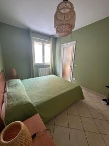 Uma cama ou camas num quarto em Appartamento per 4 persone in centro Alba