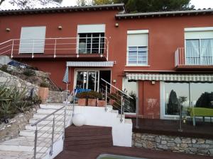 une maison rouge avec un escalier devant elle dans l'établissement villa rahuette, à Sète
