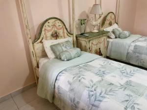 a bedroom with two beds and a mirror at Finca Libelulas in Pedasí Town