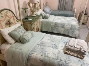 a room with two beds with pillows on them at Finca Libelulas in Pedasí Town