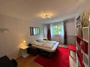 sypialnia z łóżkiem i czerwonym dywanem w obiekcie Royale London Signature * * * * * w mieście Annemasse