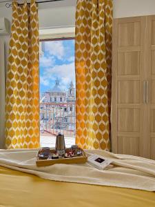 łóżko z tacą z jedzeniem i oknem w obiekcie Stella di Ballaro w mieście Palermo
