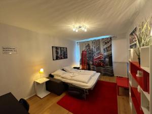 um quarto com uma cama e um tapete vermelho em Royale London Signature * * * * * em Annemasse