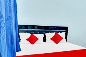Ein Bett oder Betten in einem Zimmer der Unterkunft Flagship Hotel The Royal King
