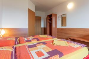 BisambergにあるOEKOTEL Korneuburgのベッド2台が隣同士に設置された部屋です。