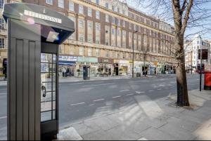 budka telefoniczna przy ulicy miejskiej w obiekcie Luxe - Hyde Park - 2Bed 3Bath A/C + Lift w Londynie