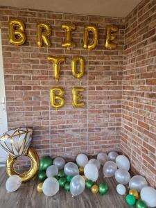 a balloon wall with a sign that reads back to be at Ivekova klet, kuća za odmor in Ključić Brdo