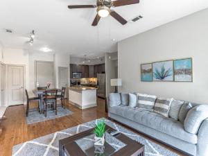 een woonkamer met een bank en een tafel bij Elegant 2BR Ideal for Long Term Stay in Houston