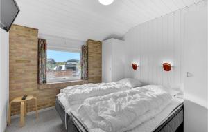 ヴィデ・サンデにあるStunning Home In Hvide Sande With 4 Bedrooms, Sauna And Wifiのベッドルーム(大型ベッド1台、窓付)