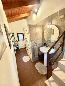 La salle de bains est pourvue d'un lavabo et d'un miroir. dans l'établissement Trulli Caroli, à Locorotondo