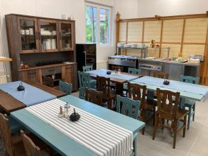 une cuisine avec des tables et des chaises dans l'établissement Villa Philip Noir, à Révfülöp