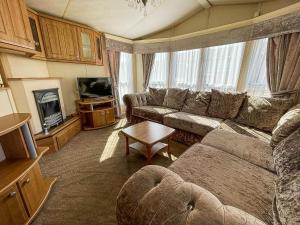a living room with a couch and a tv at 6 Berth Caravan Nearby Hunstanton Beach Front In Norfolk Ref 13019l in Hunstanton