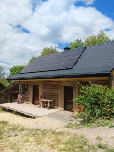 ein Haus mit Sonnenkollektoren auf dem Dach in der Unterkunft Agroturystyka LipoweWzgórze- Jaś&Małgosia in Tereszpol