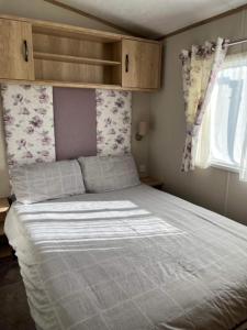 ein Schlafzimmer mit einem großen Bett in einem Zimmer in der Unterkunft 3 bed luxury lodge at Hoburne Devon Bay in Goodrington