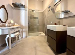 een badkamer met een wastafel en een douche bij Podere Milla in Montale
