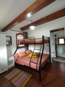 a bedroom with two bunk beds in a room at la bottega del fabbro affitto breve in Contigliano