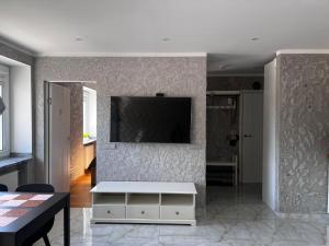 Телевизор и/или развлекательный центр в Rotušės apartamentai Kretingoje