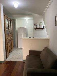 uma sala de estar com um sofá e uma cozinha em Casa próxima ao centro de convenções da UFOP em Ouro Preto