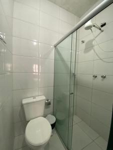 uma casa de banho com um WC e uma cabina de duche em vidro. em Casa próxima ao centro de convenções da UFOP em Ouro Preto