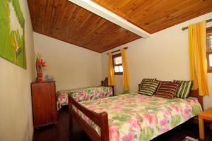 een slaapkamer met een bed en een houten plafond bij Appartement d'une chambre avec jardin clos et wifi a Le Robert a 2 km de la plage in Le Robert