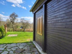 una puerta en el lateral de un edificio en Chalupa Lichtenberg/ Světlík, en Horní Podluží