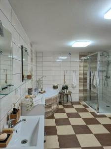 duża łazienka z wanną i prysznicem w obiekcie Chalupa Lichtenberg/ Světlík w mieście Horní Podluží