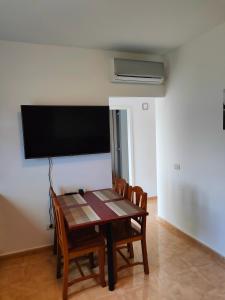 tavolo da pranzo con sedie e TV a schermo piatto di Casa Kores a Icod de los Vinos