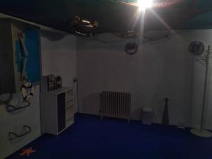 Cette chambre dispose d'un sol bleu et d'une lumière au plafond. dans l'établissement Sea-Boat Room - Enjoy with or without friend, à Evilard