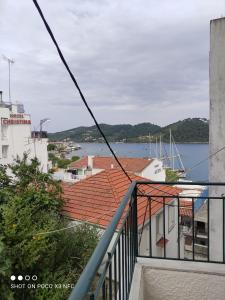 un balcón con vistas a un cuerpo de agua en Vetti Rooms, en Skiathos