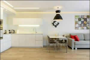 مطبخ أو مطبخ صغير في TLV Luxury Modern Apartment City Center