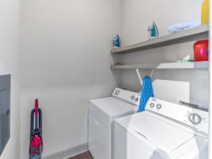 lavadero blanco con lavadora y secadora en Elegant 2BR Ideal for Long Term Stay en Houston