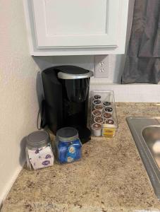 Cozy Studio…With Private Entrance في لاس فيغاس: آلة صنع القهوة على منضدة بجوار حوض