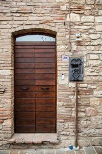 una puerta de madera en un edificio de piedra con un contador en Mamma Dò, en Gualdo Tadino
