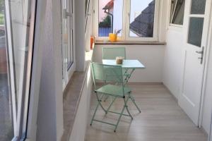 a small table and a chair on a balcony at 22C große Wohnung 4 Schlafzimmer Wlan/SmartTV in Korb