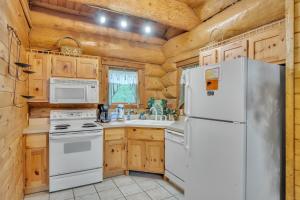 een keuken met witte apparaten en houten kasten bij Royal Views - Private Mountain Top Cabin cabin in Gatlinburg