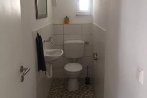 a small bathroom with a toilet and a sink at 22C große Wohnung 4 Schlafzimmer Wlan/SmartTV in Korb