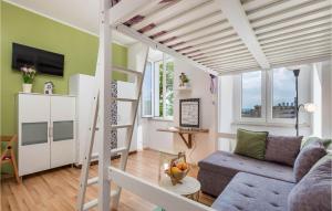 uma sala de estar com um sofá e uma escada em Amazing Apartment In Rijeka With Wifi em Rijeka