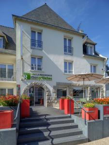 Un escalier mène à l'entrée principale. dans l'établissement Hôtel La Résidence des Artistes, à Roscoff