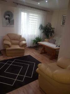 sala de estar con sofá, silla y mesa en Topolowa 13, en Mińsk Mazowiecki