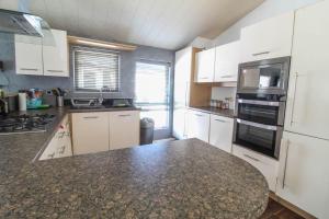 Una cocina o kitchenette en Beautiful Lodge Highfield Grange Holiday Park In Essex Ref 26621p