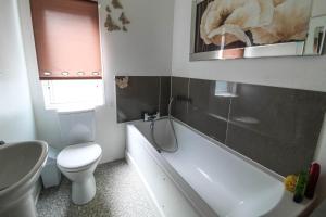 Koupelna v ubytování Beautiful Lodge Highfield Grange Holiday Park In Essex Ref 26621p