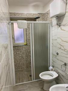 ein Bad mit einer Dusche, einem WC und einem Waschbecken in der Unterkunft House San Gennaro in Neapel