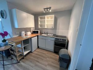 Nhà bếp/bếp nhỏ tại 82, Belle Aire, Hemsby - Two bed chalet, sleeps 5, bed linen and towels included - pet friendly +13 ảnh