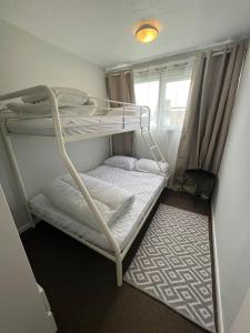 Giường trong phòng chung tại 82, Belle Aire, Hemsby - Two bed chalet, sleeps 5, bed linen and towels included - pet friendly