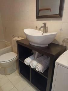 łazienka z umywalką i toaletą w obiekcie Ventus w mieście Afionas