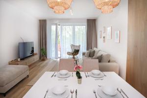 Televízia a/alebo spoločenská miestnosť v ubytovaní Platán Beach Apartman with lakeview