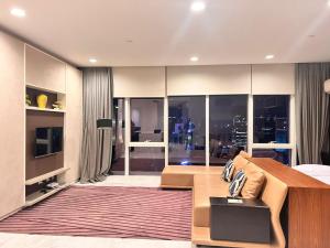 uma sala de estar com um sofá e vista para a cidade em Platinum Suites KLCC em Kuala Lumpur