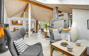 een keuken en een woonkamer met stoelen en een tafel bij Beautiful Home In Sjllands Odde With Kitchen in Yderby