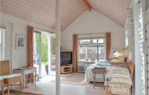 een slaapkamer met een bed en een tv in een kamer bij Beautiful Home In Sjllands Odde With Kitchen in Yderby